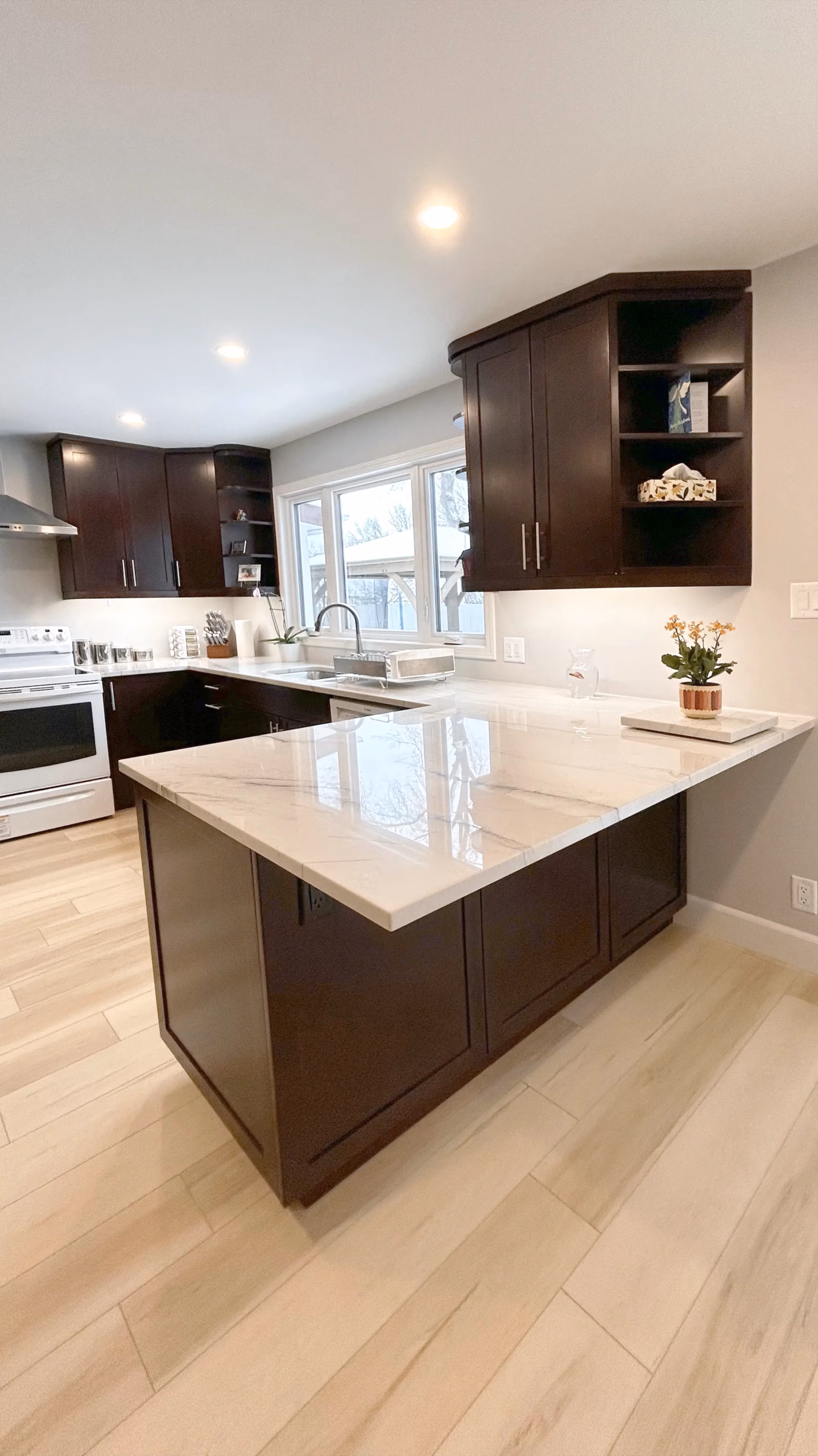 Kitchen with a peninsula counter